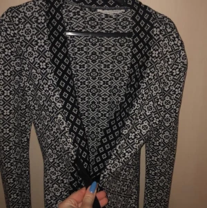 Tröja  - Tröja/kofta från Odd Molly  Fint skick, väldigt lite använd 