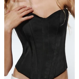 Zara korsett topp - Så snygg svart satin korsett topp från Zara i XS men passar även S skulle jag säga, oanvänd! Nypris 299kr. Skriv vid intresse