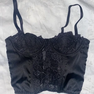 Corset - Corset topp från Urban outfitters. Strl Xs. Kommer tyvärr inte till användning men väldigt fin. A-kupa.