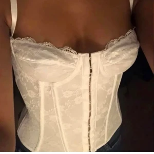 Vit korsett topp - Vit korsett topp (första bilden är lånad av @juliab) andra bilden är min. Använd en gång. Supersnygg men använder aldrig.  Banden är justerbara! Köpare står för frakt 🥂