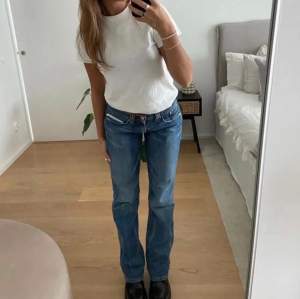 Säljer dessa lågmidjade dieseljeans som tyvärr var försmå för mig💞 Lånade bilder från personen jag köpte av💞 Superfina o inga defekter💞