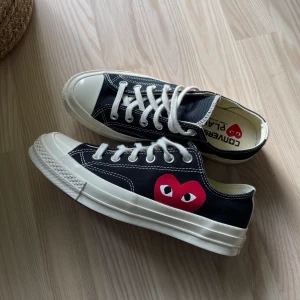 Comme de garcon converse - Säljer mina jättefina comme de garcon converse i strl 39 som är i nyskick, då dom aldrig kommer till användning