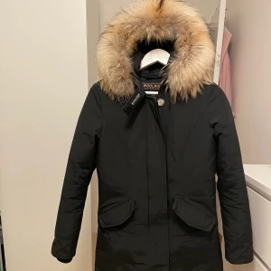 Woolrich vinterjacka  - Jag däljer denna Woolrich vinter jacka för 3300kr. Den är i jättebra skick😍