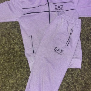 Ea7 dress  - Hej jag ska sälja min fina Ea7 dress har knappt använt den är helt ny inga skador Storlek M färg Grå  Vi hörs mina vänner 😁