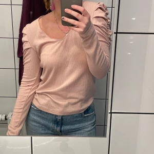 Puffärm topp - Så söt topp med puff/räfflade ärmar🌟🫶🏼