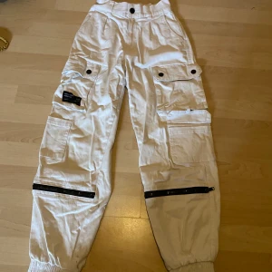 Cargobyxor  - Supersnygga vita highwaisted Cargobyxor från newyorker<33  Brukade älska dessa byxorna men är inte helt min stil längre, skulle säga att de passar någon mellan 155-165 (de är baggy, funkar nog längre också)  Pris diskuteras!  