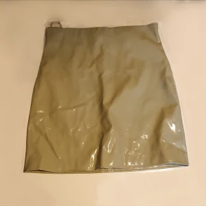 Ny Kort kjol Strl M - Ej använd, svag fläck på framsidan. Muted greige/grönish typ. Köpt för 399:- Frakt vid direkt swish till mig 49kr, välj ej Köp Nu isåfall. Samfraktar för minsta möjliga frakt kostnad för dig. Kontakta mig angående detta