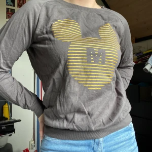 Grå Sweatshirt - Grå sweatshirt med tryck av Musse. Storlek S.