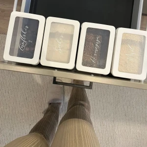 Etiketter - Så snyggt och stilrent kan du fixa dina förvaringslådor med våra etiketter....  du kan beställa din egna mått och typsnitt utefter egna önskningar  pris :12 st 200kr -1st 18 kr storlek 12cm