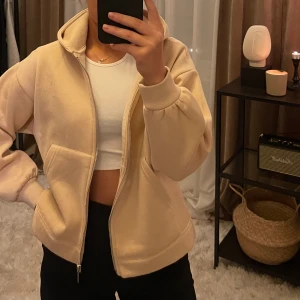 Kofta från Zara - Beige kofta från Zara, den är köpt på barnavdelningen men har storlek som en xs/s✨Den har en fin slits på sidan av koftan som även har en längdskillnad där den blir en aning längre i bak✨Aldrig använd då även lappen finns kvar✨