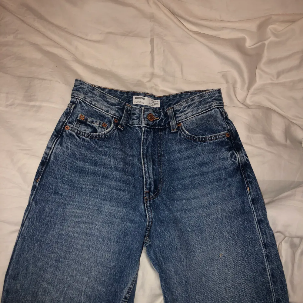 De är köpte från asos med priset 299kr, de är high/mid waist använt få gånger och är mycket bra skick. Jeans & Byxor.