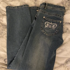 Heart quake jeans storlek XS - Hej! Intressekoll på mina lågmidjade heart quake jeans. Är inte helt säker om jag vill sälja de men för ett bra pris så gör jag det garanterat. ❤️ storlek 164 men passar mig som har XS. Är 165 cm lång. 