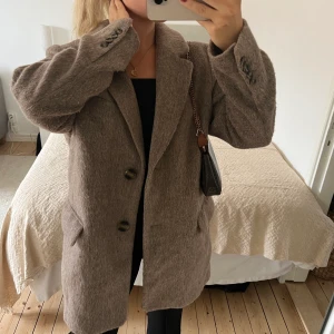 Ull kappa - Säljer denna superfina ull kappa från HM, knappt använd. Perfekt till hösten!   Jag är 1.67 lång, på mig går ned till knäna cirka.🥰
