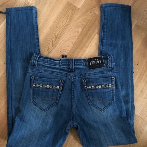 Jeans med glitter detaljer - Supersnygga jeans i storlek 27. Obs ej stretchiga!! Bra kvalite och i bra skick 🥰