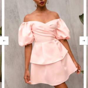 Säljer denna vackra rosa klänning från virgos lounge (ord. pris 1300). Har bara använt den en gång och den är i bra skick. Står att den är i size 8 men den passar S-M. Priset kan diskuteras. (Står inte för postens slarv)🤍