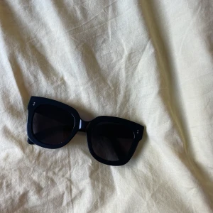 Solglasögon Chimi 08 Svarta - Svarta Chimis. Använda. En liten repa på insidan i mitten av dem (se bild). Finns att hämta i Göteborg, alternativt fraktas men då står köpare för frakten. 