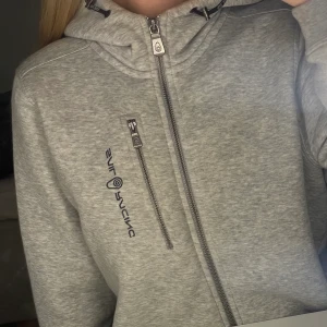 Sailracing tröja - Säljer för att den inte kommer till användning. Bra skick och använd ett fåtal gånger. Nypris 800. Köparen står för frakt