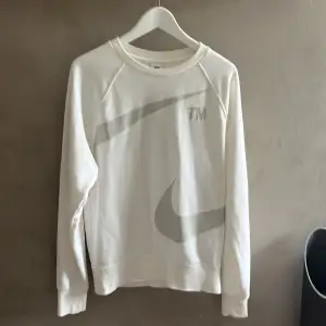 Nästan helt oanvänd har knappt använt den. Nike crewneck köpt på Nike.com för 899kr