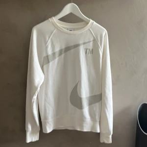Nike tröja - Nästan helt oanvänd har knappt använt den. Nike crewneck köpt på Nike.com för 899kr