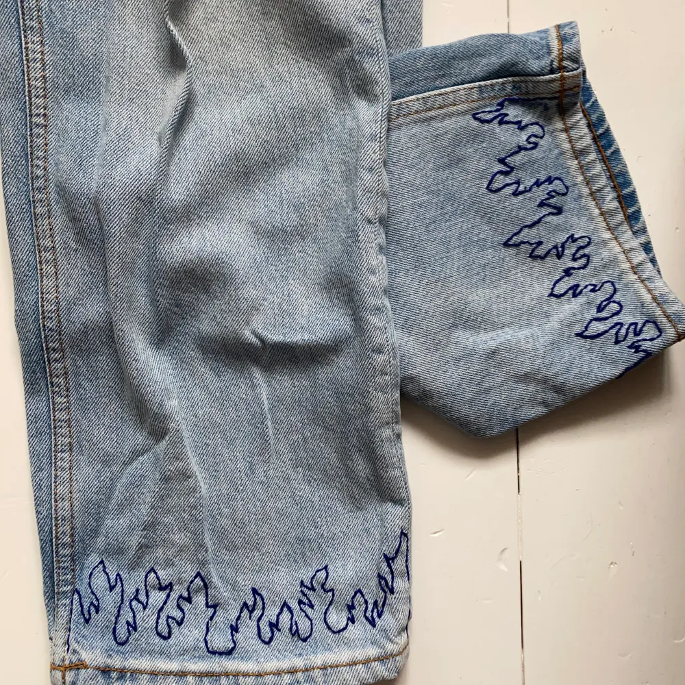 Raka jeans från monki som jag har broderat eldsflammor nere vid benslutet. Väldigt unika!! Har tyvärr ingen bild på mig då de är för små:(. Bra skick!! Storlek 27💘. Jeans & Byxor.