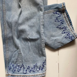 Jeans  - Raka jeans från monki som jag har broderat eldsflammor nere vid benslutet. Väldigt unika!! Har tyvärr ingen bild på mig då de är för små:(. Bra skick!! Storlek 27💘