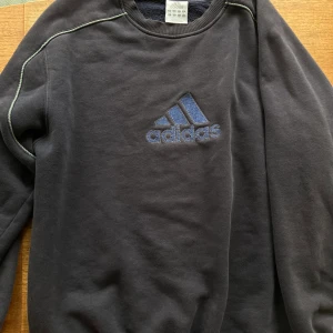 Adidas sweatshirt - Lägger ut igen! Bra skick, lite lite sliten vid ärmmuddarna.