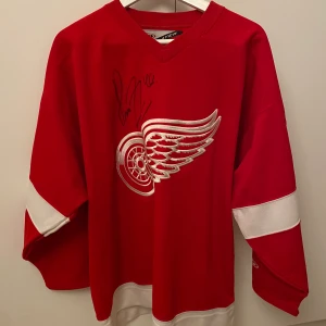 Detroit Red swings Tröja - Signerad av Henrik Zetterberg - Signerad Red Wings tröja - Henrik Zetterberg #40. Strl M