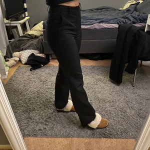 Svarta kostymbyxor  - Grymt snygga kostymbyxor från bikbok i storlek 34. Säljer pga att dom är för små 💕 200kr+frakt