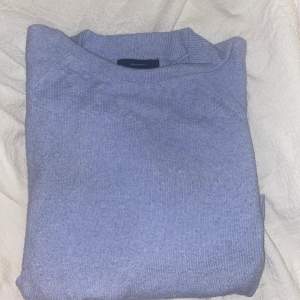 Jätteskön blå stickad tröja från vero Moda, säljer pga har för många av just dessa modeller för de är så sköna!💙