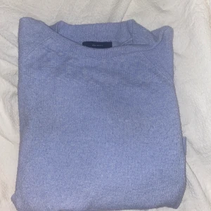 Vero Moda stickad tröja  - Jätteskön blå stickad tröja från vero Moda, säljer pga har för många av just dessa modeller för de är så sköna!💙