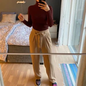 Snygga kostymbyxor! - Beige loose kostymbyxor från Bik Bok. Skärpet kan tas bort. Liite korta på mig utan skor, jag är 172. Använt några få gånger, så är i väldigt bra skick.