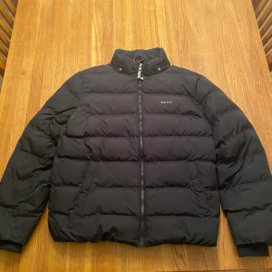 Gant jacka - En fin gantjacka med storlek 170cm. Inga skador och i bra skick. Köptes för 2300 ny.