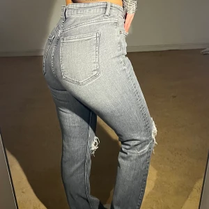Jeans, från Zara - Sprsamt använda. Har klippt av en liten bit på benen då dem va för långa på mig, men fortfarande lite långa på