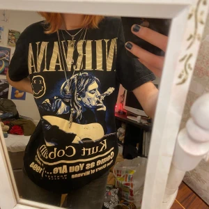 Nirivana t-shirt - Funderar på att sälja denna ascoola tröja med Curt Cobain på😩 älskar den men kommer knappt till användning längre! 