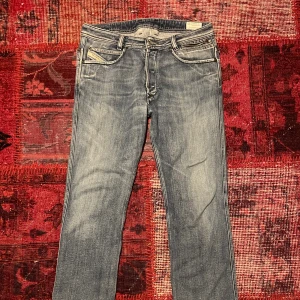 Diesel industri jeans - Vintage style diesel jeans i mjuk ljusblå färg, dom är otroligt sköna och bra material dom har en skön passform och kommer hålla en livstid om man sköter dom rätt (skriv för mer info om byxorna elr pris!!)