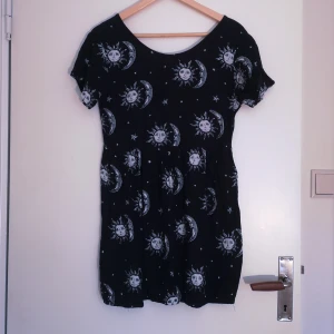 Motelrocks klänning strl XS - Klänning från Motelrocks strl XS med en lite oversize fit. Snörning i ryggen, se sista bilden. 