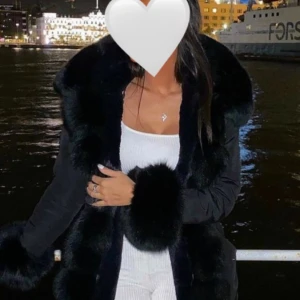 Fatima parka jacka  - Säljer min päls jacka eftersom den har ej kommit till användning nån mer, skriv privat om ni e intresserad eller om ni vill ha fler bilder, priset kan diskuteras, tryck ej på köp nu!!