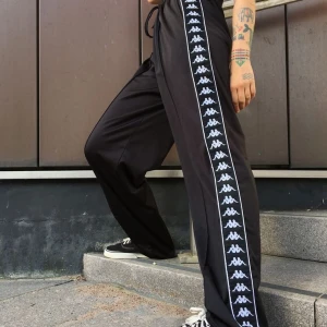 Kappa byxor  - Super coola byxor från Kappa storlek M. Knappt använda så nyskick. Säljer för 200kr+frakt. Eller kom med prisförslag