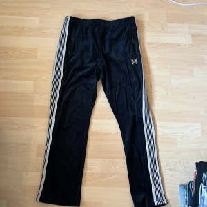 Needles Track pants - Mörkblåa Needles Track pants, ränderna glittrar i ljuset ⭐️ lite för korta på mig så använder ej dem, hade varit baggy på någon som är 180 och under
