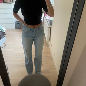 Jeans - Säljer dessa snygga blåa jeans från Chiquelle! Skulle säga att de är högmidjade men blir nästan midwaist på mig då jeansen är stora i storleken. Storlek 34 men passar absolut även 36!