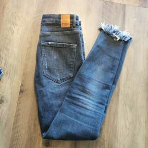 Gråa naturligt slitna jeans från Zara. Storlek 36