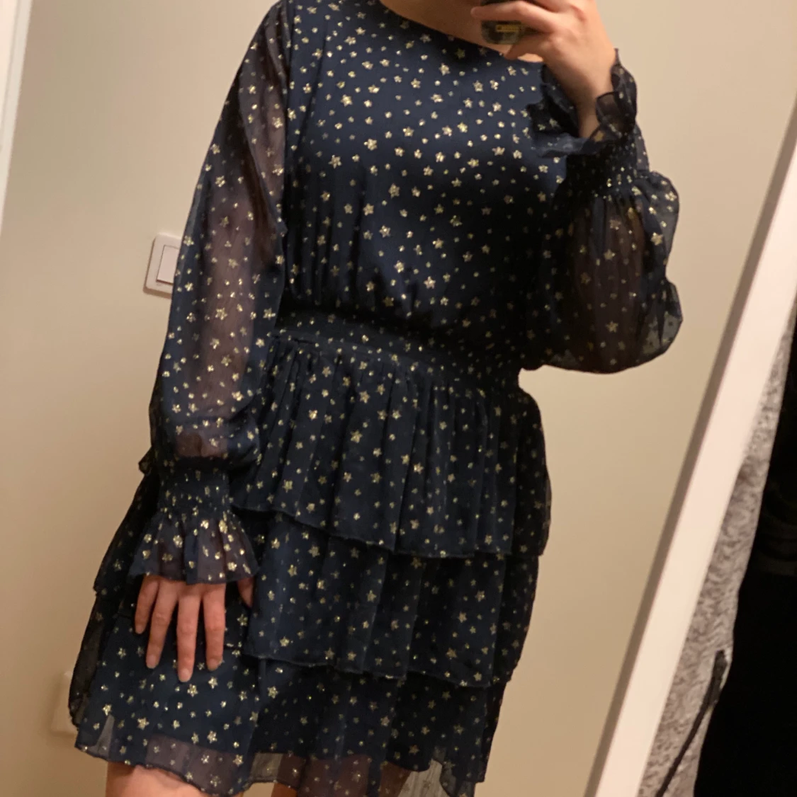 Festklänning med guldiga stjärnor