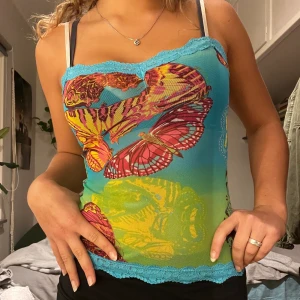 Y2k topp - Såså snygg topp som jag älskar men inte använder så mycket längre! Köpt secondhand och står varken storlek eller märke pga lappen är bortklippt, men sitter bra på mig som brukar ha S! Stretchig i materialet