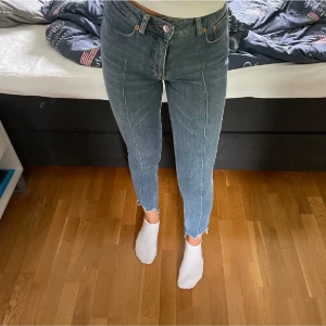 blå jeans - jeans från na-kd, knappt anvönda och superfin kvalitet🙌🏼snabb affär går ja ner i pris 