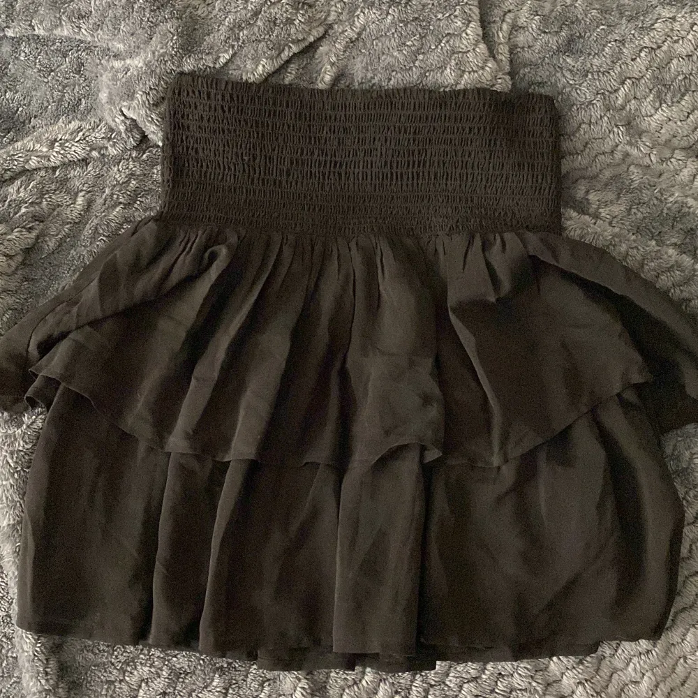 En jättefin svart volang kjol från kaphall i storlek 170. Nästan helt oanvänd och i superbra skick❤️‍🔥. Kjolar.