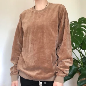 ASOS velour tröja  - ASOS beige/brun velvet tröja   Från herr avdelningen  Endast provad  Pris kan diskuteras ☺️