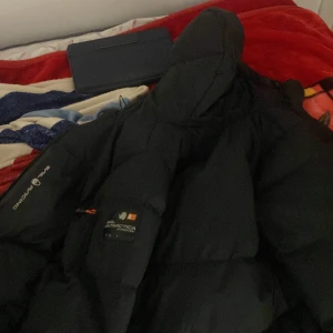 sail racing jacka  - Hej jag skulle vilja sälja min sail racing jacka som jag köpte förra som jag har använt hela vintern men nu har jag köpt en ny och vill sälja fenna produkt för 2500kr💕