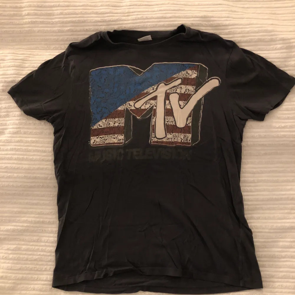 Vintage MTV tröja från 00-talet i superfint skick och superskönt material. Tröjan är grå och har en dirty wash stil. Slits inte i tvätten. . T-shirts.