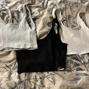 3 linnen - 3 linnen från Gina  Svarta:xs  Gråa:xxs Vita:xxs  Dom som är xxs passar också till xs jätte fint skick ❤️