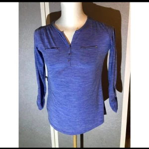 Primark top - Blå tröja från Primark. Fickor fram.